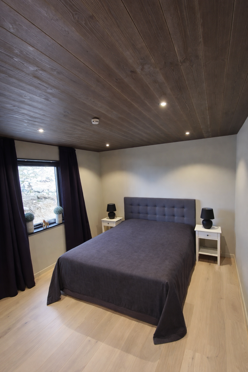 Double bed in bedroom 2